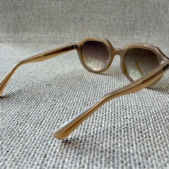 Ray-Ban Tan Sunglasses Classic Design - Picture 4 of 5
